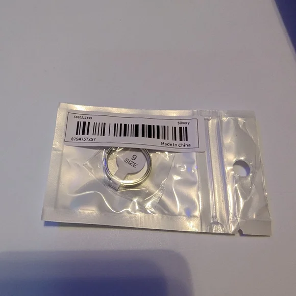 Fashion sparkly ring/band - Picture 5 of 10